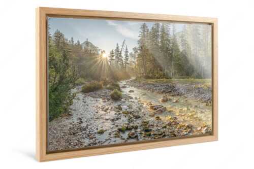 Die Nebelstimmung mit den ersten Sonnenstrahlen verleihen einen ganz besonderen Flair - Isarursprung I - Foto im Schattenfugen-Rahmen - Isarquelle im Karwendelgebirge - weitere Infos unter https://www.kriner-weiermann.de