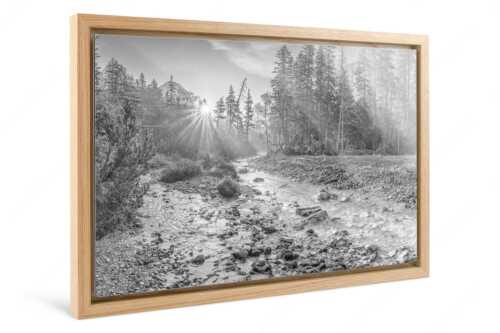 Die Nebelstimmung mit den ersten Sonnenstrahlen verleihen einen ganz besonderen Flair - Isarursprung I - Foto im Schattenfugen-Rahmen - Isarquelle im Karwendelgebirge - weitere Infos unter https://www.kriner-weiermann.de