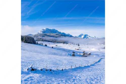 Blick am Tonihof vorbei zum Wetterstein- und Estergebirge - Jetz is er da - Seitenverhältnis 1:1 - Winterlandschaft Werdenfels mit Wetterstein - weitere Infos unter https://www.kriner-weiermann.de
