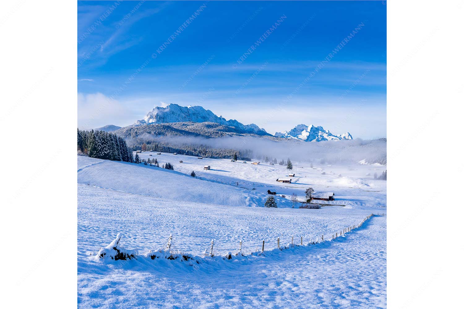 Jetz is er da – Seitenverhältnis 1:1 — Winterlandschaft Werdenfels mit Wetterstein Blick am Tonihof vorbei zum Wetterstein- und Estergebirge