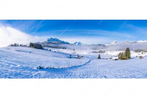 Blick am Tonihof vorbei zum Wetterstein- und Estergebirge - Jetz is er da - Seitenverhältnis 2,5:1 - Winterlandschaft Werdenfels mit Wetterstein - weitere Infos unter https://www.kriner-weiermann.de