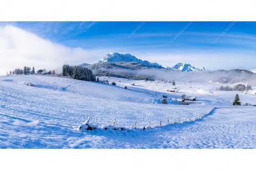 Blick am Tonihof vorbei zum Wetterstein- und Estergebirge - Jetz is er da - Seitenverhältnis 2:1 - Winterlandschaft Werdenfels mit Wetterstein - weitere Infos unter https://www.kriner-weiermann.de