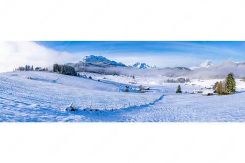 Blick am Tonihof vorbei zum Wetterstein- und Estergebirge - Jetz is er da - Seitenverhältnis 3:1 - Winterlandschaft Werdenfels mit Wetterstein - weitere Infos unter https://www.kriner-weiermann.de