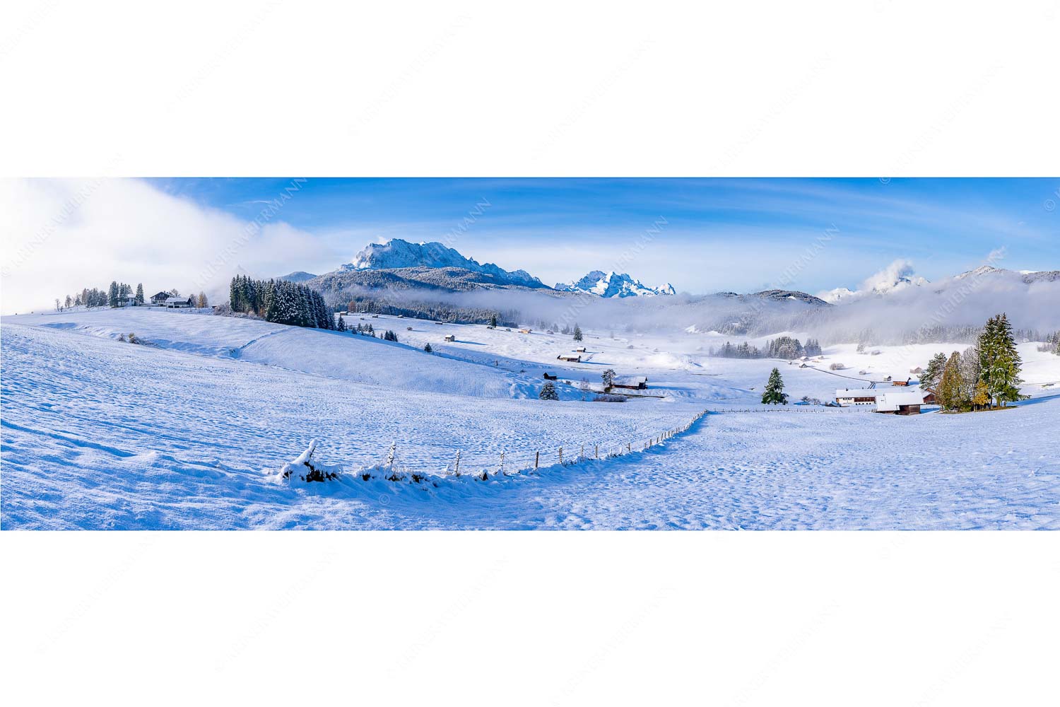 Jetz is er da – Seitenverhältnis 3:1 — Winterlandschaft Werdenfels mit Wetterstein Blick am Tonihof vorbei zum Wetterstein- und Estergebirge