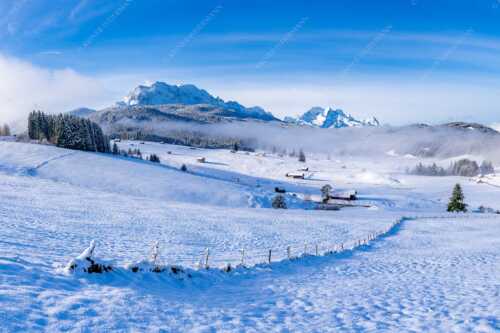 Blick am Tonihof vorbei zum Wetterstein- und Estergebirge - Jetz is er da - Seitenverhältnis 3:2 - Winterlandschaft Werdenfels mit Wetterstein - weitere Infos unter https://www.kriner-weiermann.de