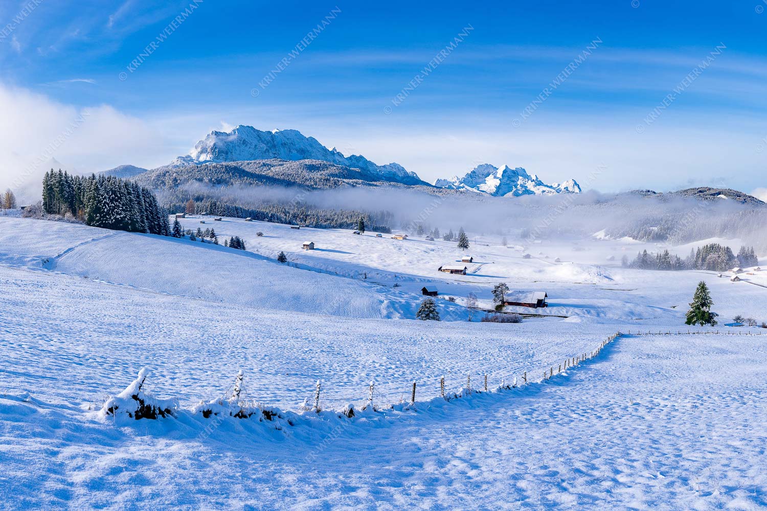 Jetz is er da – Seitenverhältnis 3:2 — Winterlandschaft Werdenfels mit Wetterstein Blick am Tonihof vorbei zum Wetterstein- und Estergebirge
