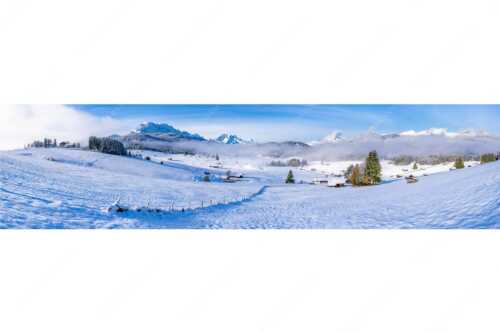 Blick am Tonihof vorbei zum Wetterstein- und Estergebirge - Jetz is er da - Seitenverhältnis 4:1 - Winterlandschaft Werdenfels mit Wetterstein - weitere Infos unter https://www.kriner-weiermann.de