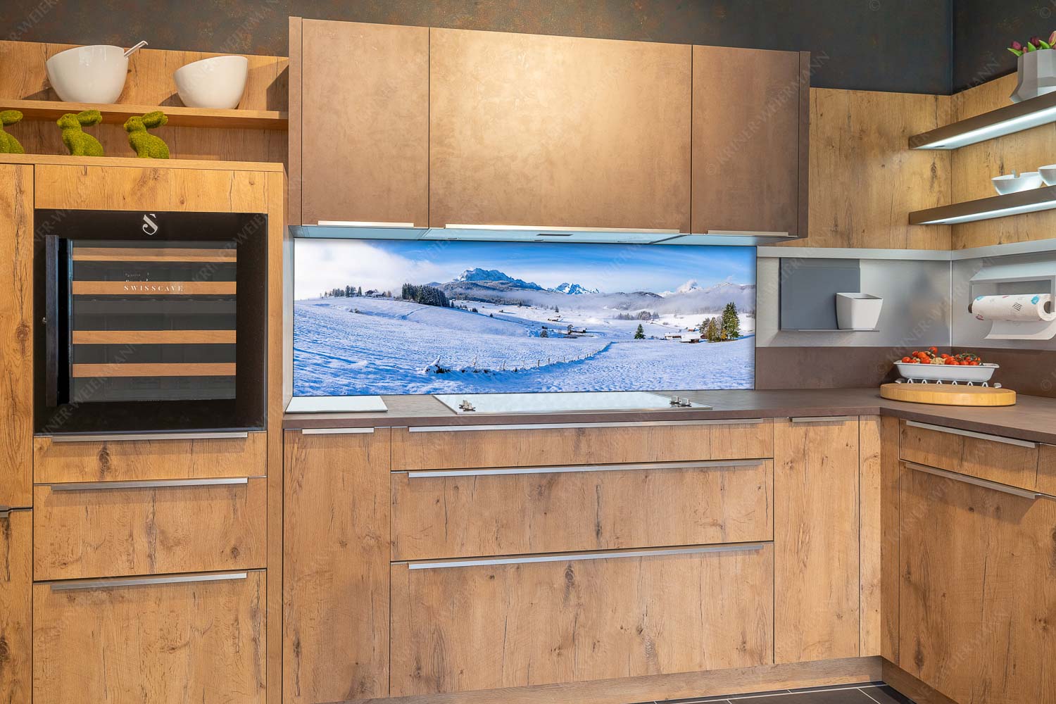 Jetz is er da – Größe ca. 180x60cm, Seitenverhältnis 3:1 — Winterlandschaft Werdenfels mit Wetterstein Blick am Tonihof vorbei zum Wetterstein- und Estergebirge - Jetz is er da - Größe ca. 180x60cm, Seitenverhältnis 3:1 - Winterlandschaft Werdenfels mit Wetterstein - weitere Infos unter https://www.kriner-weiermann.de