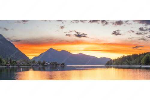 Blick über den Walchensee zum Sonnenaufgang am Jochberg - Jochberg Erwachen - Seitenverhältnis 2,5:1 - Walchensee - weitere Infos unter https://www.kriner-weiermann.de