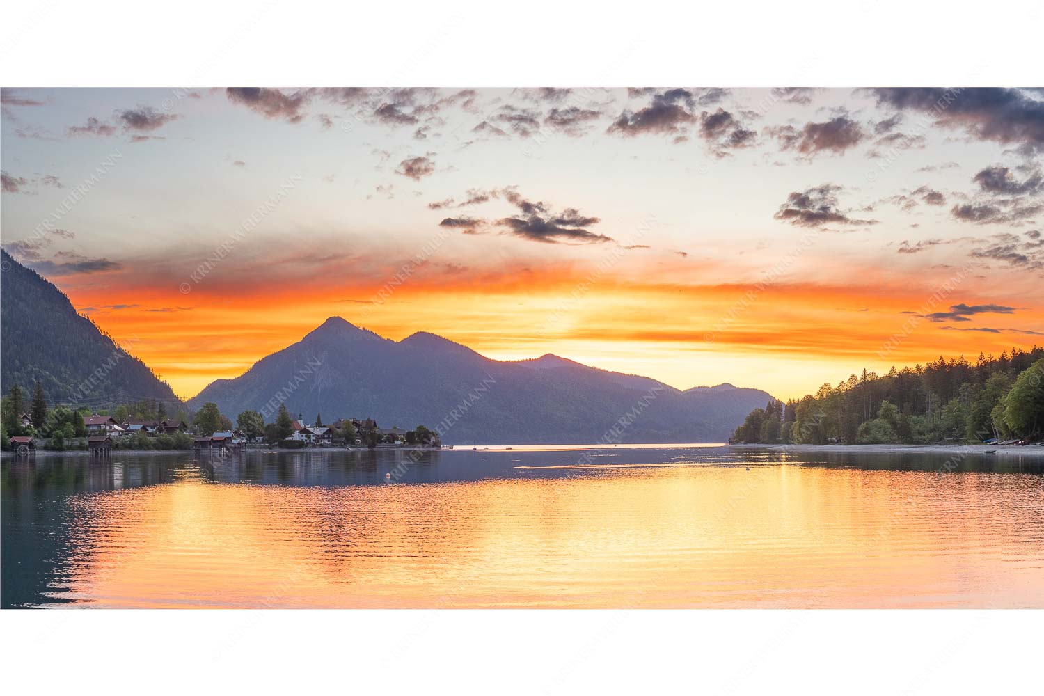 Blick über den Walchensee zum Sonnenaufgang am Jochberg