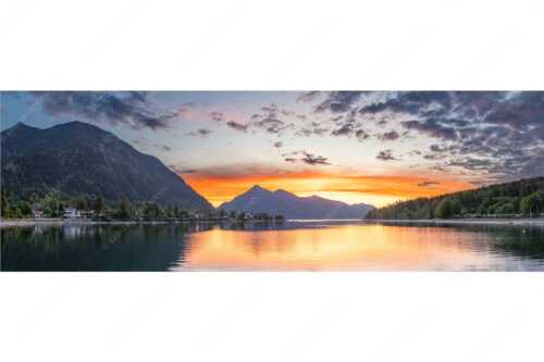 Blick über den Walchensee zum Sonnenaufgang am Jochberg - Jochberg Erwachen - Seitenverhältnis 3:1 - Walchensee - weitere Infos unter https://www.kriner-weiermann.de