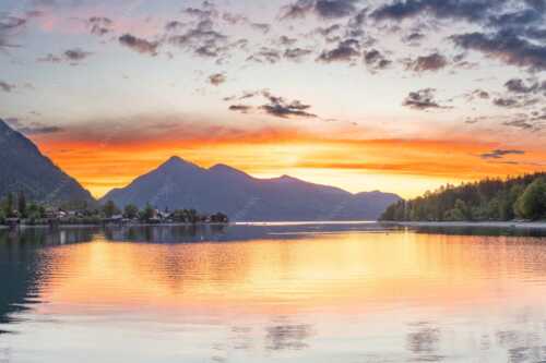 Blick über den Walchensee zum Sonnenaufgang am Jochberg - Jochberg Erwachen - Seitenverhältnis 3:2 - Walchensee - weitere Infos unter https://www.kriner-weiermann.de