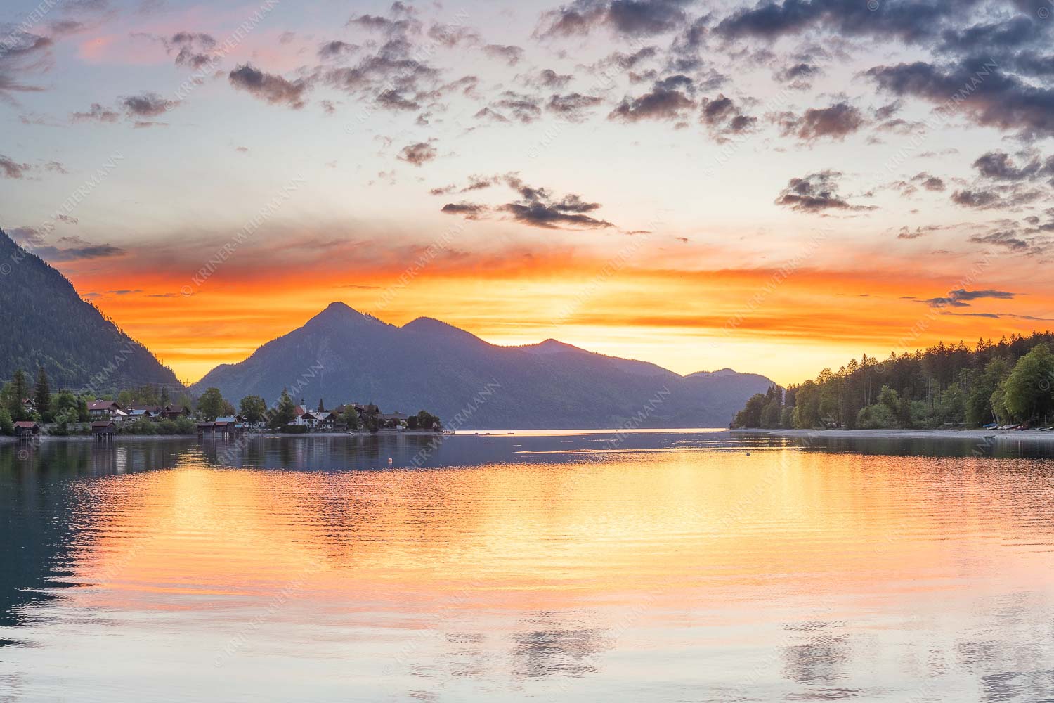 Blick über den Walchensee zum Sonnenaufgang am Jochberg