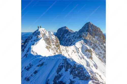 Mühsam gestaltet sich die Kletterei auf dem Jubiläusgrat im Winter - Jubigrat Winter - Seitenverhältnis 1:1 - Zwischen Alpspitze und Zugspitze - weitere Infos unter https://www.kriner-weiermann.de