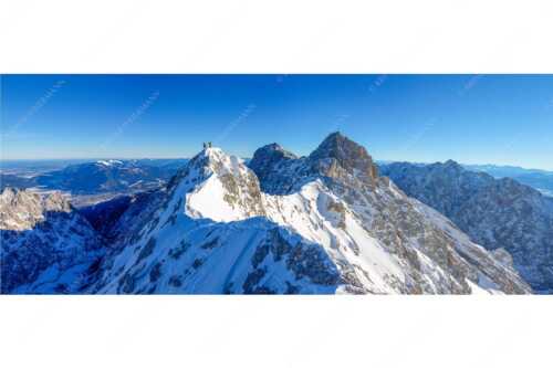 Mühsam gestaltet sich die Kletterei auf dem Jubiläusgrat im Winter - Jubigrat Winter - Seitenverhältnis 2,5:1 - Zwischen Alpspitze und Zugspitze - weitere Infos unter https://www.kriner-weiermann.de