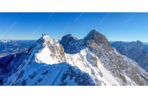 Mühsam gestaltet sich die Kletterei auf dem Jubiläusgrat im Winter - Jubigrat Winter - Seitenverhältnis 2:1 - Zwischen Alpspitze und Zugspitze - weitere Infos unter https://www.kriner-weiermann.de