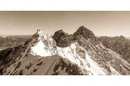 Mühsam gestaltet sich die Kletterei auf dem Jubiläusgrat im Winter - Jubigrat Winter - Seitenverhältnis 2:1 - Zwischen Alpspitze und Zugspitze - weitere Infos unter https://www.kriner-weiermann.de