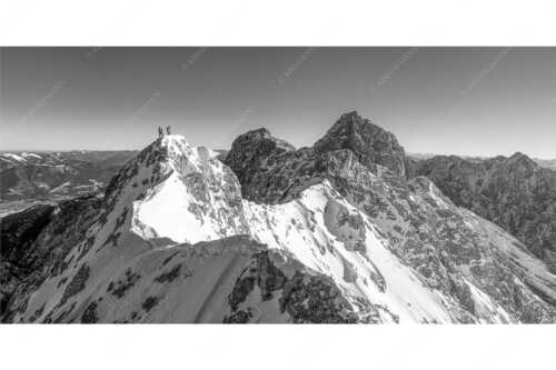 Mühsam gestaltet sich die Kletterei auf dem Jubiläusgrat im Winter - Jubigrat Winter - Seitenverhältnis 2:1 - Zwischen Alpspitze und Zugspitze - weitere Infos unter https://www.kriner-weiermann.de