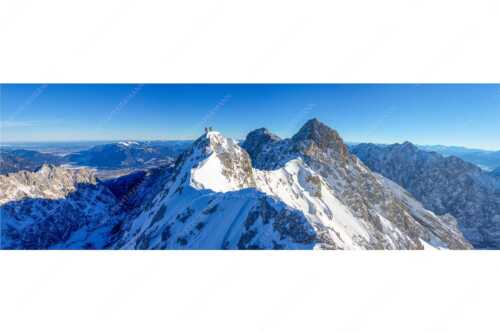 Mühsam gestaltet sich die Kletterei auf dem Jubiläusgrat im Winter - Jubigrat Winter - Seitenverhältnis 3:1 - Zwischen Alpspitze und Zugspitze - weitere Infos unter https://www.kriner-weiermann.de
