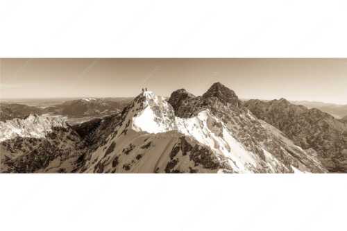 Mühsam gestaltet sich die Kletterei auf dem Jubiläusgrat im Winter - Jubigrat Winter - Seitenverhältnis 3:1 - Zwischen Alpspitze und Zugspitze - weitere Infos unter https://www.kriner-weiermann.de