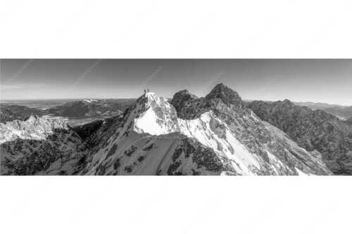 Mühsam gestaltet sich die Kletterei auf dem Jubiläusgrat im Winter - Jubigrat Winter - Seitenverhältnis 3:1 - Zwischen Alpspitze und Zugspitze - weitere Infos unter https://www.kriner-weiermann.de