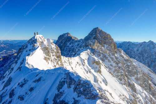 Mühsam gestaltet sich die Kletterei auf dem Jubiläusgrat im Winter - Jubigrat Winter - Seitenverhältnis 3:2 - Zwischen Alpspitze und Zugspitze - weitere Infos unter https://www.kriner-weiermann.de