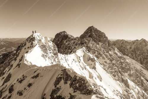 Mühsam gestaltet sich die Kletterei auf dem Jubiläusgrat im Winter - Jubigrat Winter - Seitenverhältnis 3:2 - Zwischen Alpspitze und Zugspitze - weitere Infos unter https://www.kriner-weiermann.de