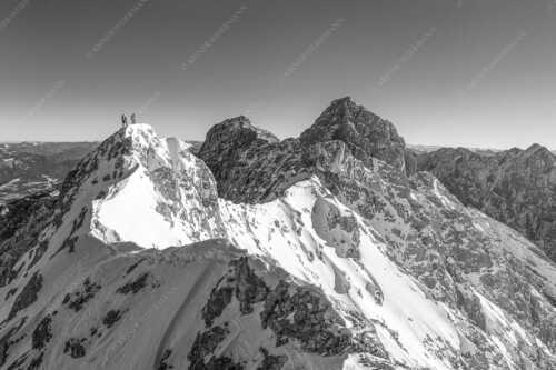 Mühsam gestaltet sich die Kletterei auf dem Jubiläusgrat im Winter - Jubigrat Winter - Seitenverhältnis 3:2 - Zwischen Alpspitze und Zugspitze - weitere Infos unter https://www.kriner-weiermann.de