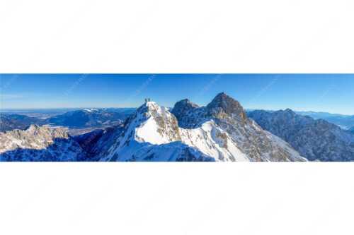 Mühsam gestaltet sich die Kletterei auf dem Jubiläusgrat im Winter - Jubigrat Winter - Seitenverhältnis 4:1 - Zwischen Alpspitze und Zugspitze - weitere Infos unter https://www.kriner-weiermann.de