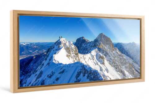 Mühsam gestaltet sich die Kletterei auf dem Jubiläusgrat im Winter - Jubigrat Winter - Foto im Schattenfugen-Rahmen - Zwischen Alpspitze und Zugspitze - weitere Infos unter https://www.kriner-weiermann.de