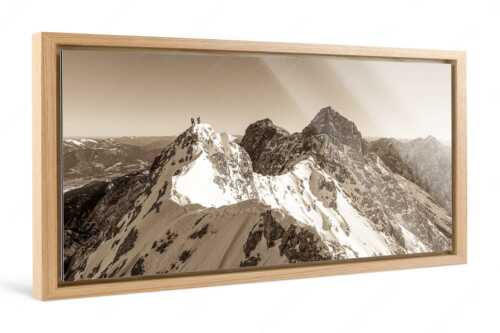 Mühsam gestaltet sich die Kletterei auf dem Jubiläusgrat im Winter - Jubigrat Winter - Foto im Schattenfugen-Rahmen - Zwischen Alpspitze und Zugspitze - weitere Infos unter https://www.kriner-weiermann.de