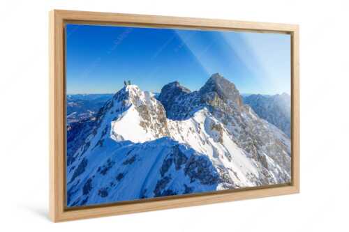 Mühsam gestaltet sich die Kletterei auf dem Jubiläusgrat im Winter - Jubigrat Winter - Foto im Schattenfugen-Rahmen - Zwischen Alpspitze und Zugspitze - weitere Infos unter https://www.kriner-weiermann.de