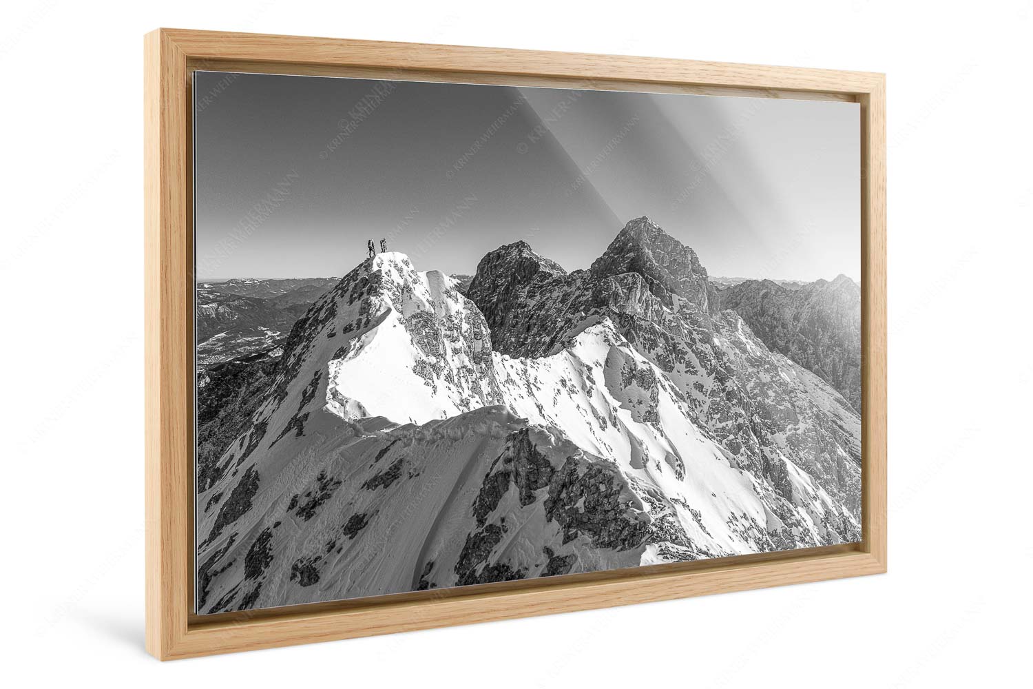 Jubigrat Winter – Foto im Schattenfugen-Rahmen — Zwischen Alpspitze und Zugspitze Mühsam gestaltet sich die Kletterei auf dem Jubiläusgrat im Winter - Jubigrat Winter - Foto im Schattenfugen-Rahmen - Zwischen Alpspitze und Zugspitze - weitere Infos unter https://www.kriner-weiermann.de