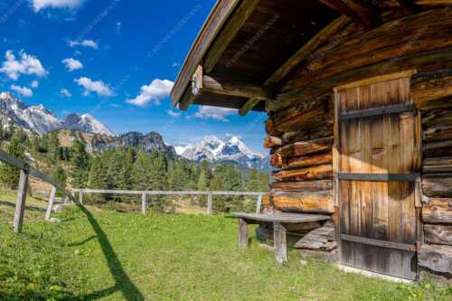 Vom Schachen bis zum Gamsanger gibt es auf der Wetterstein-Nordseite einiges zu entdecken - Kämialm - Seitenverhältnis 3:2 - Almhütte im Wettersteingebirge - weitere Infos unter https://www.kriner-weiermann.de