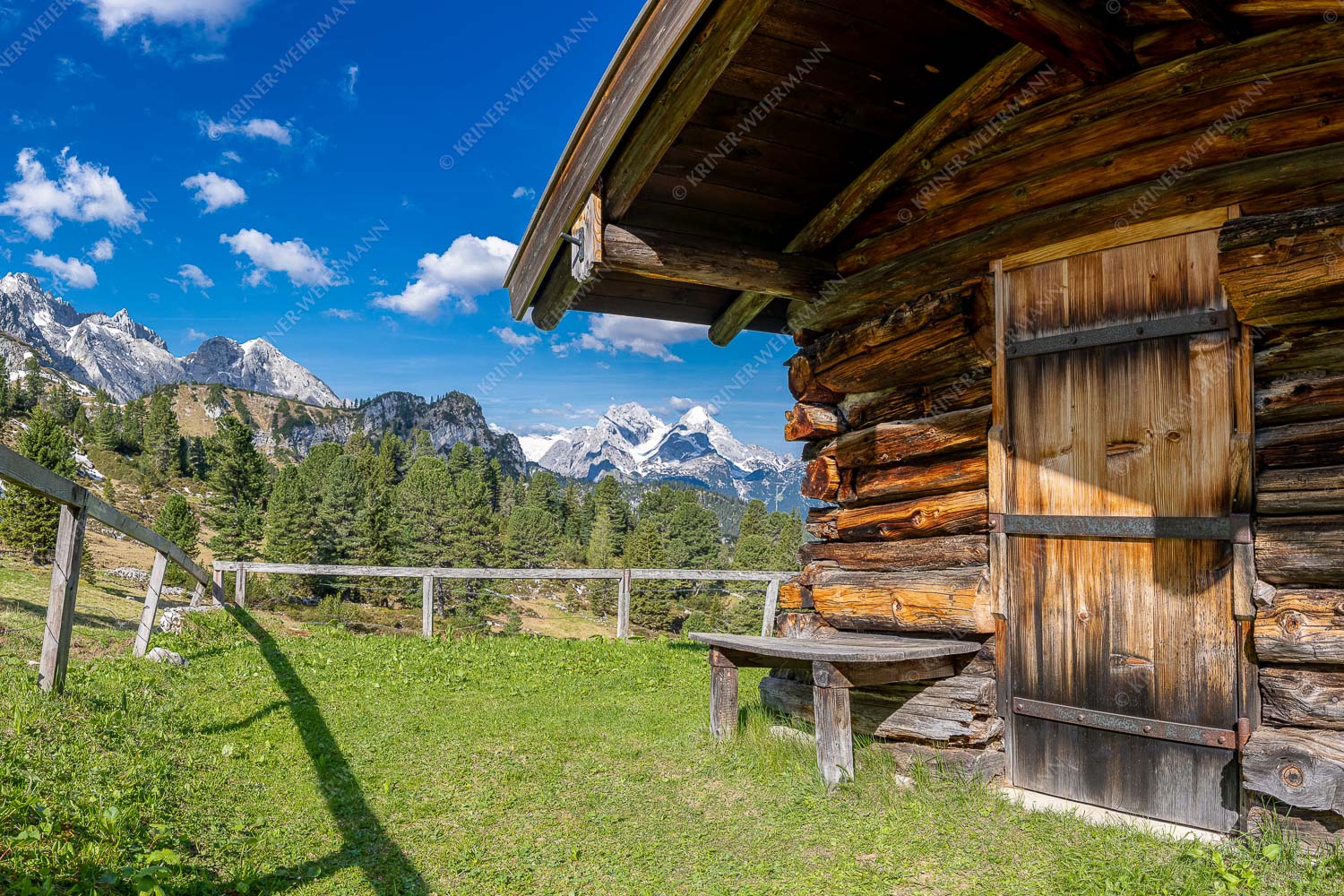 Kämialm – Seitenverhältnis 3:2 — Almhütte im Wettersteingebirge Vom Schachen bis zum Gamsanger gibt es auf der Wetterstein-Nordseite einiges zu entdecken