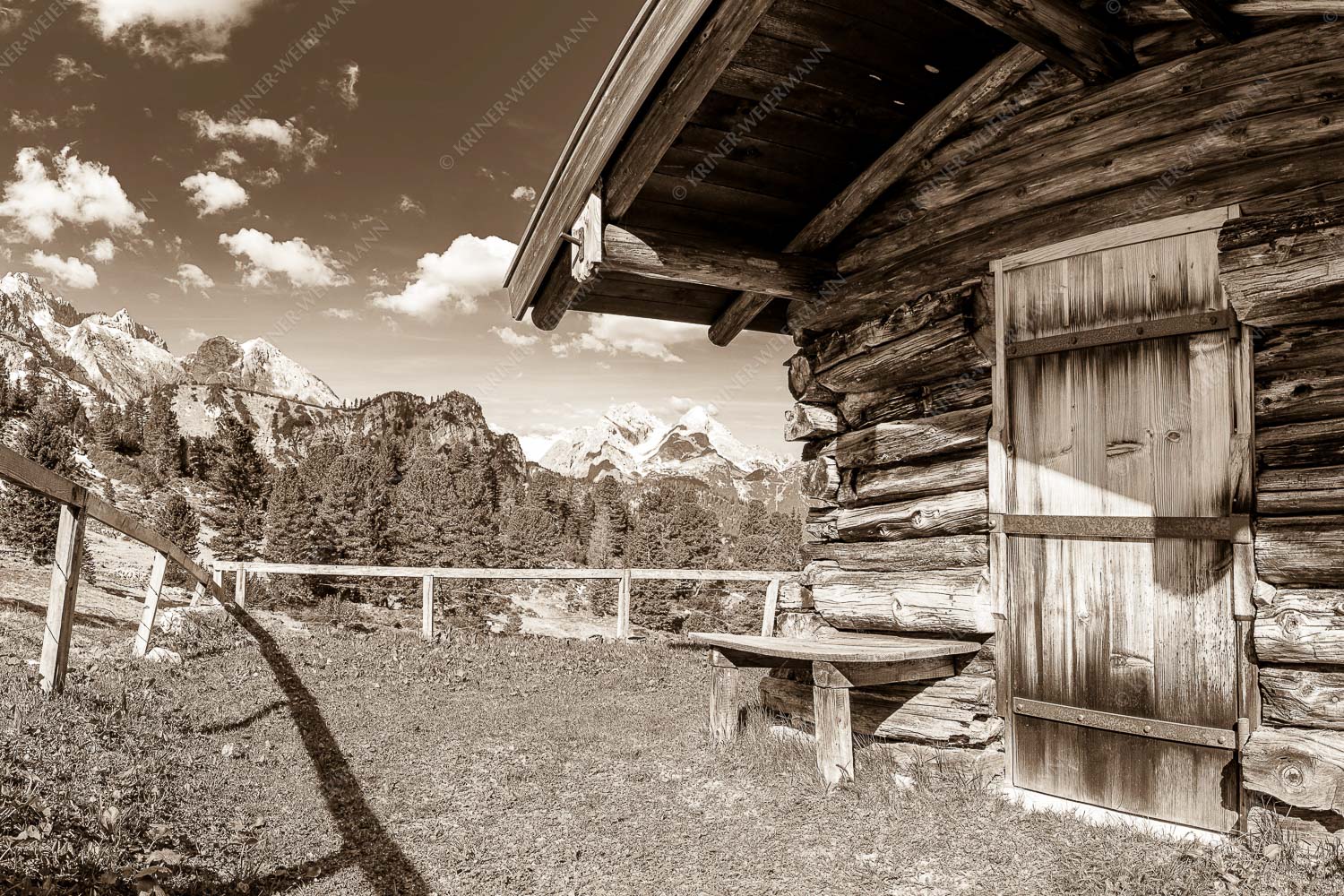 Kämialm – Seitenverhältnis 3:2 — Almhütte im Wettersteingebirge Vom Schachen bis zum Gamsanger gibt es auf der Wetterstein-Nordseite einiges zu entdecken