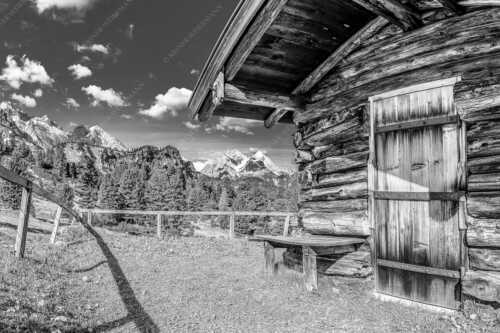 Vom Schachen bis zum Gamsanger gibt es auf der Wetterstein-Nordseite einiges zu entdecken - Kämialm - Seitenverhältnis 3:2 - Almhütte im Wettersteingebirge - weitere Infos unter https://www.kriner-weiermann.de