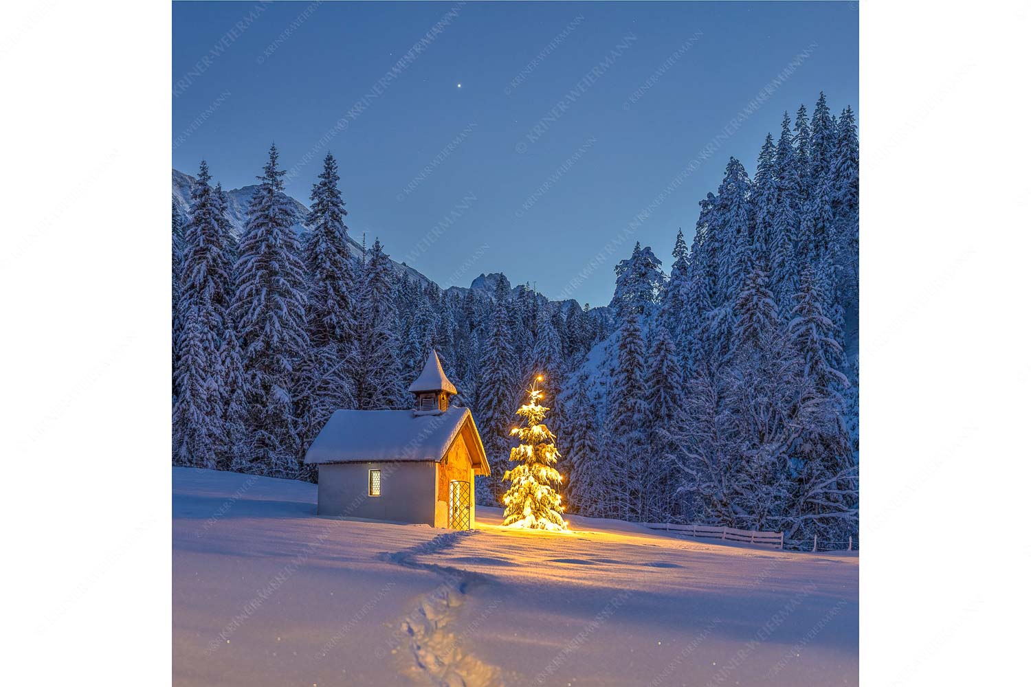 Kapelle Elmau – Seitenverhältnis 1:1 — Christbaum im Schnee Weihnachtliche Kapelle in Elmau mit Wettersteingebirge