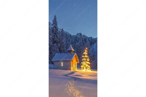 Weihnachtliche Kapelle in Elmau mit Wettersteingebirge - Kapelle Elmau - Seitenverhältnis 1:2 - Christbaum im Schnee - weitere Infos unter https://www.kriner-weiermann.de