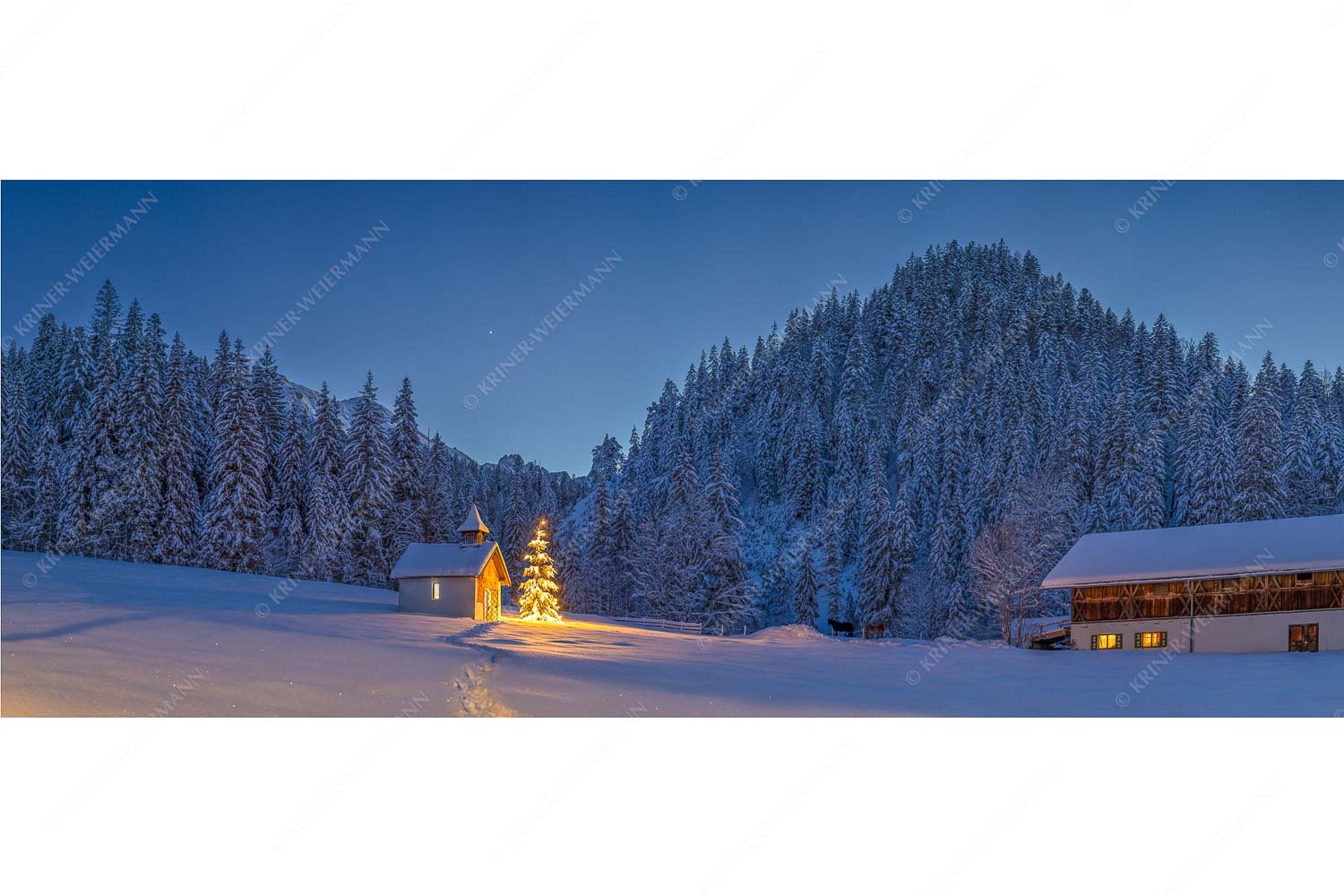 Weihnachtliche Kapelle in Elmau mit Wettersteingebirge - Kapelle Elmau - Seitenverhältnis 2,5:1 - Christbaum im Schnee - weitere Infos unter https://www.kriner-weiermann.de