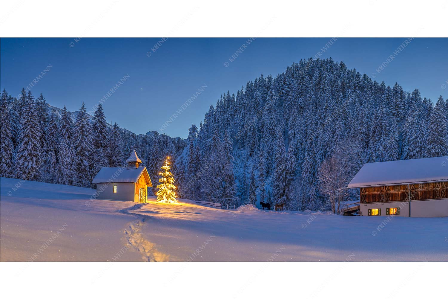 Kapelle Elmau – Seitenverhältnis 2:1 — Christbaum im Schnee Weihnachtliche Kapelle in Elmau mit Wettersteingebirge