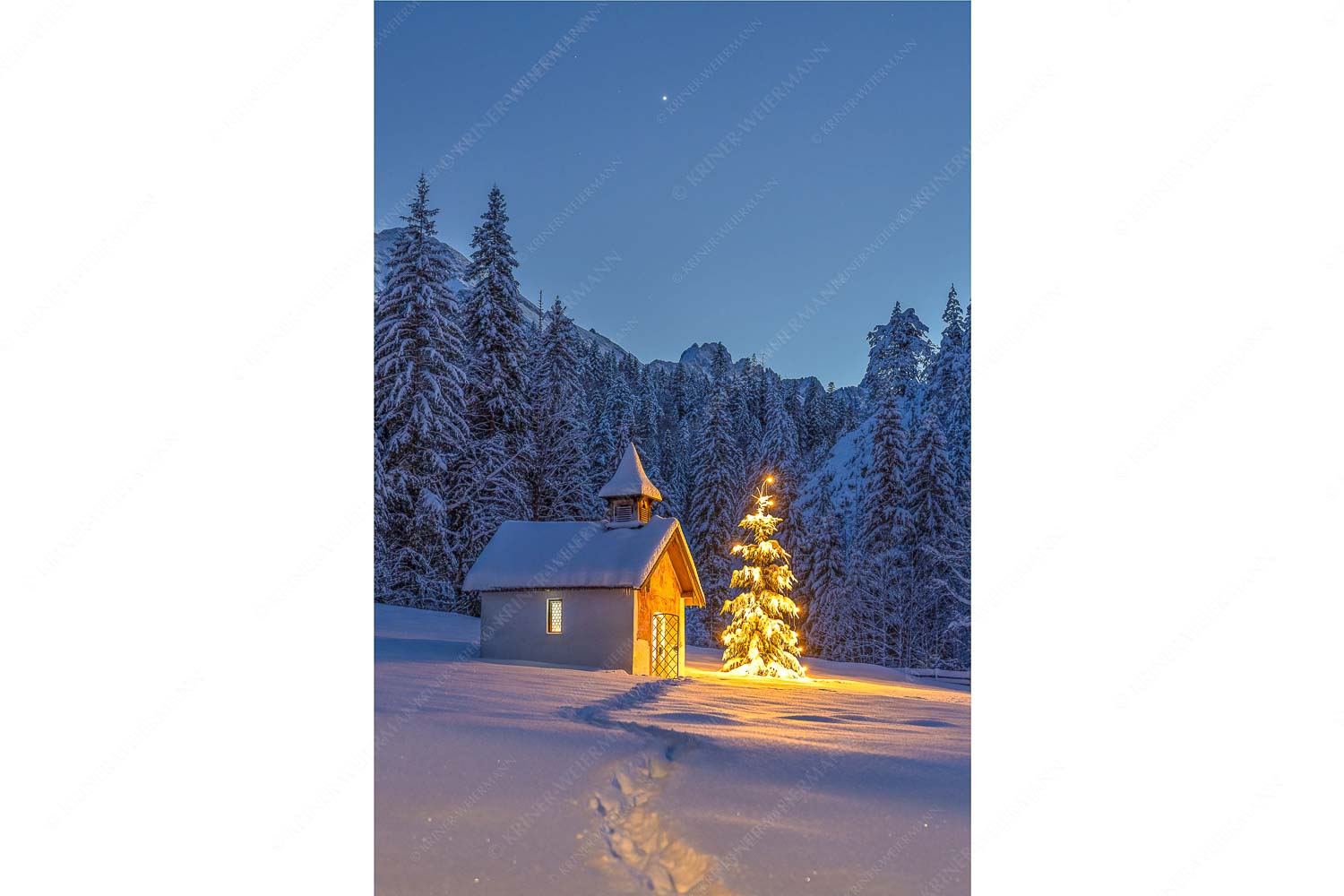 Kapelle Elmau – Seitenverhältnis 2:3 — Christbaum im Schnee Weihnachtliche Kapelle in Elmau mit Wettersteingebirge