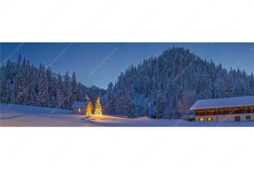 Weihnachtliche Kapelle in Elmau mit Wettersteingebirge - Kapelle Elmau - Seitenverhältnis 3:1 - Christbaum im Schnee - weitere Infos unter https://www.kriner-weiermann.de