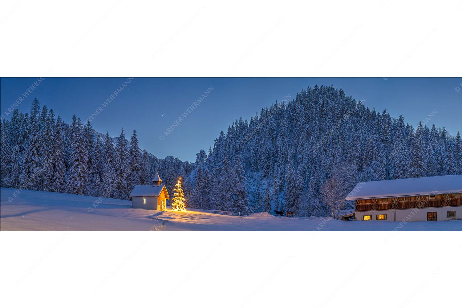 Kapelle Elmau – Seitenverhältnis 3:1 — Christbaum im Schnee Weihnachtliche Kapelle in Elmau mit Wettersteingebirge