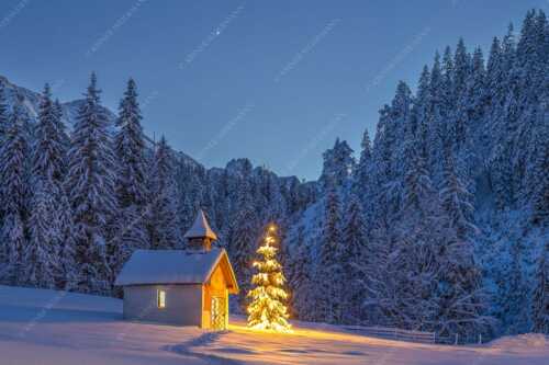 Weihnachtliche Kapelle in Elmau mit Wettersteingebirge - Kapelle Elmau - Seitenverhältnis 3:2 - Christbaum im Schnee - weitere Infos unter https://www.kriner-weiermann.de