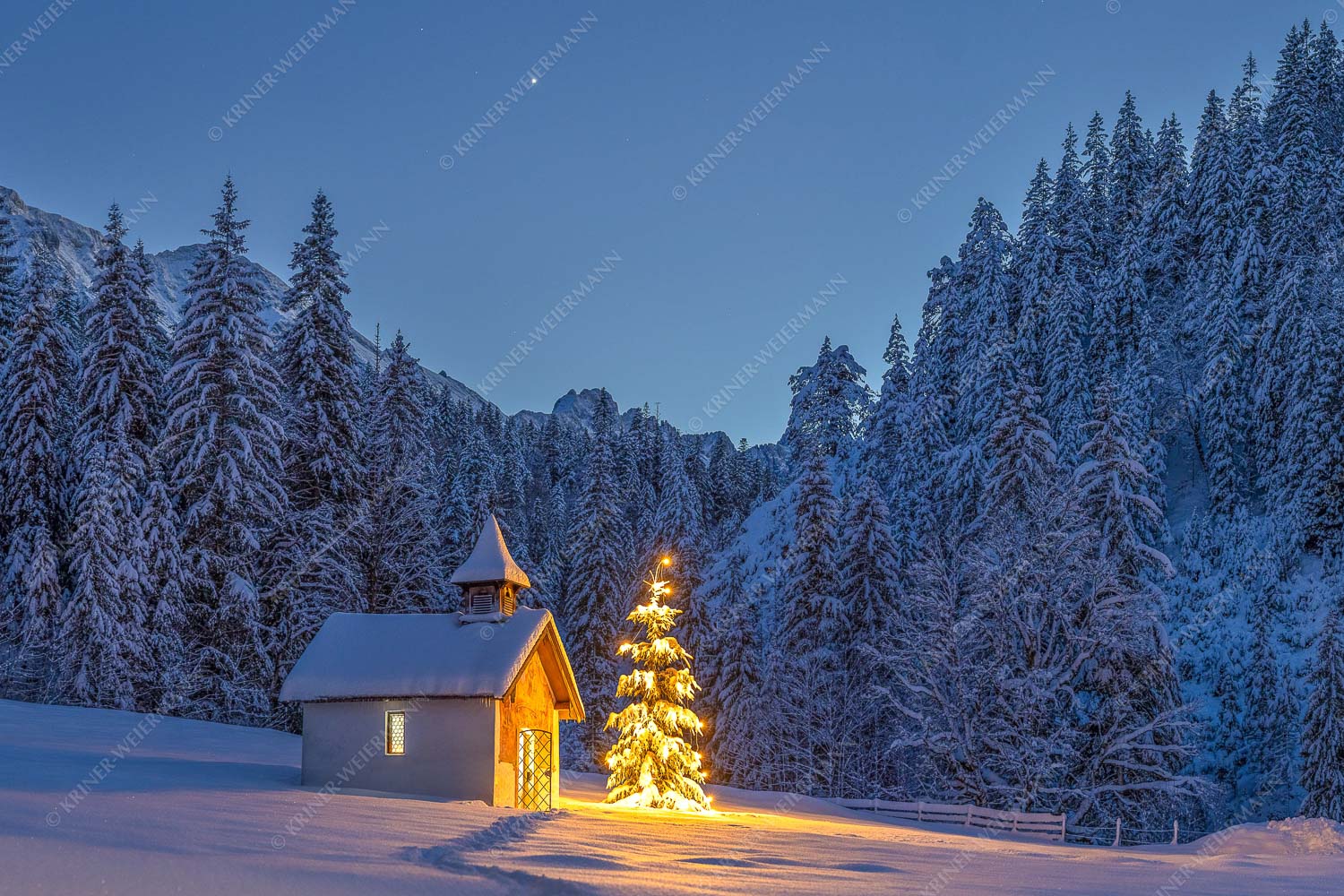 Weihnachtliche Kapelle in Elmau mit Wettersteingebirge - Kapelle Elmau - Seitenverhältnis 3:2 - Christbaum im Schnee - weitere Infos unter https://www.kriner-weiermann.de