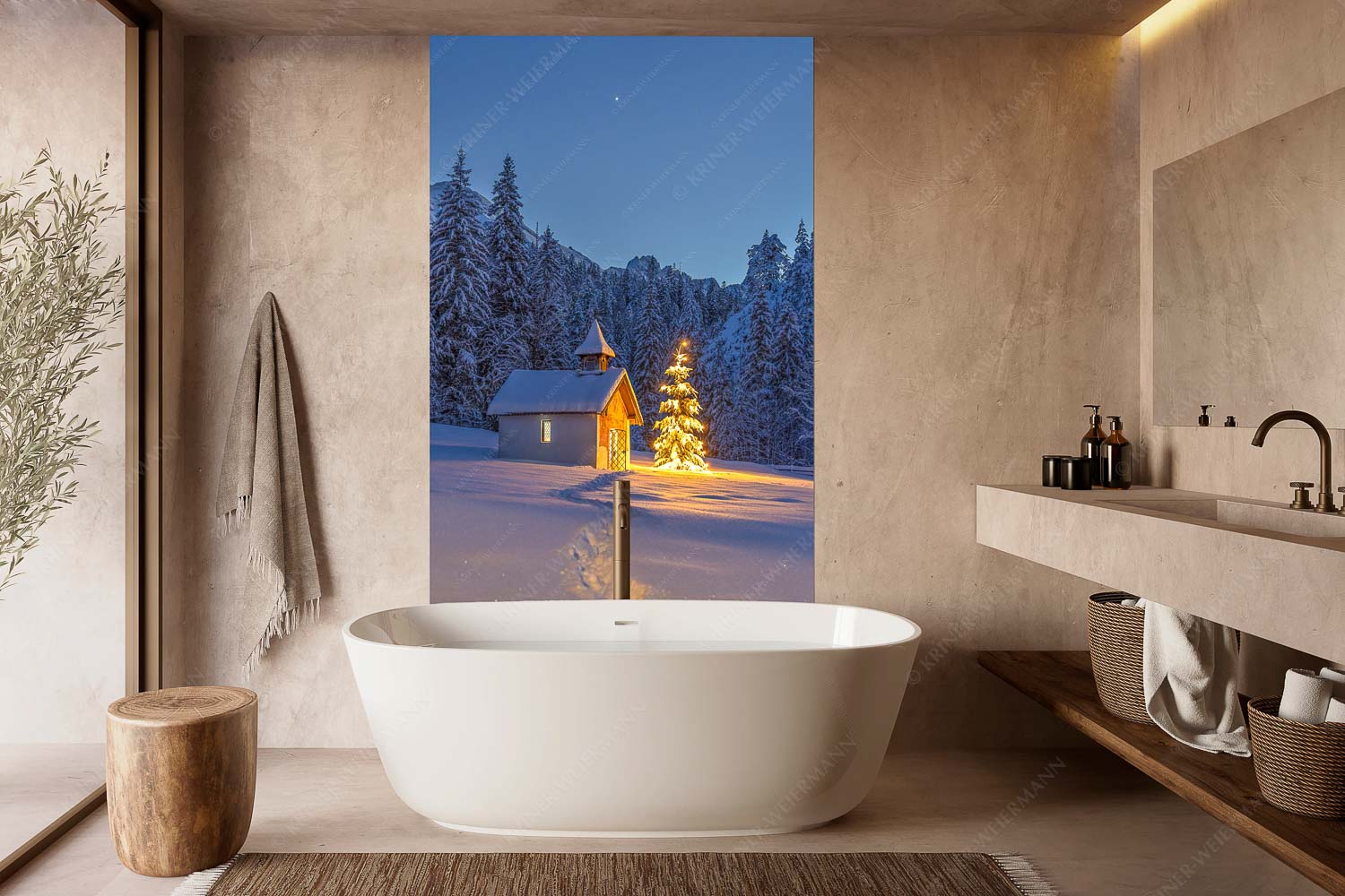 Kapelle Elmau – Wandbild – Größe ca. 160x240cm, Seitenverhältnis 2:3 — Christbaum im Schnee Weihnachtliche Kapelle in Elmau mit Wettersteingebirge - Kapelle Elmau - Wandbild - Größe ca. 160x240cm, Seitenverhältnis 2:3 - Christbaum im Schnee - weitere Infos unter https://www.kriner-weiermann.de