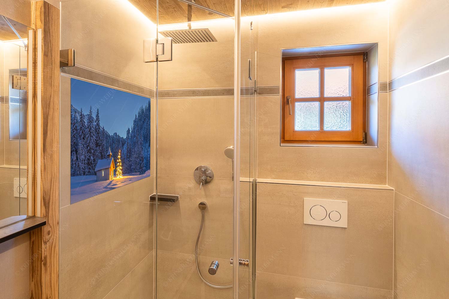 Weihnachtliche Kapelle in Elmau mit Wettersteingebirge - Kapelle Elmau - Glasbild - Größe ca. 120x80cm, Seitenverhältnis 3:2 - Christbaum im Schnee - weitere Infos unter https://www.kriner-weiermann.de