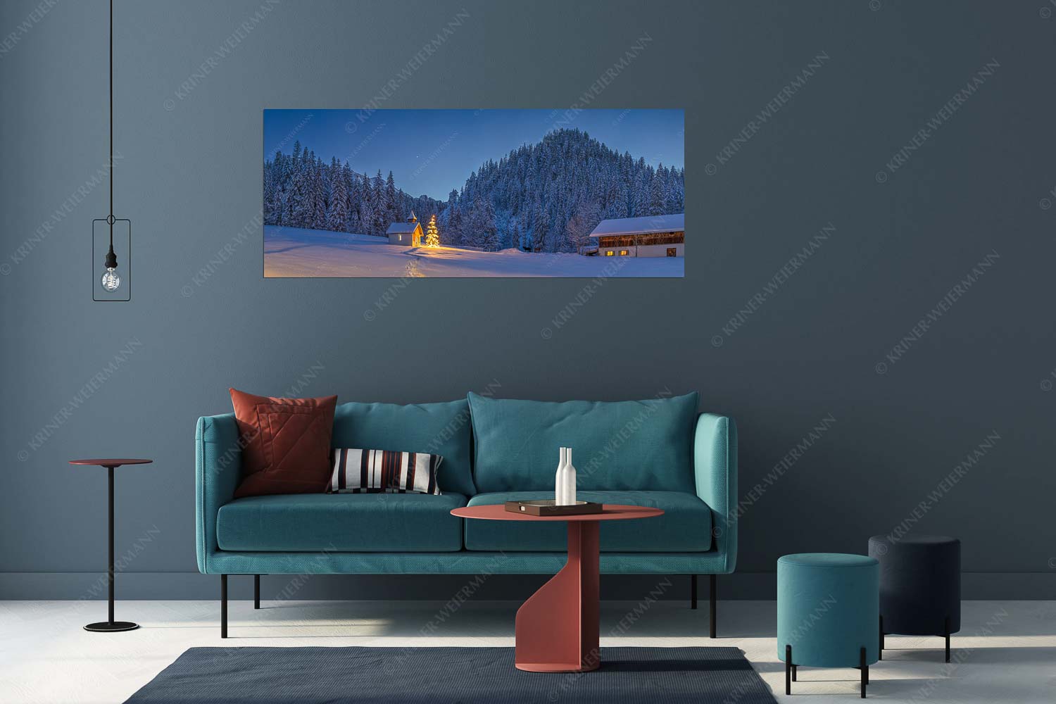 Weihnachtliche Kapelle in Elmau mit Wettersteingebirge - Kapelle Elmau - Wandbild - Größe ca. 175x70cm, Seitenverhältnis 2,5:1 - Christbaum im Schnee - weitere Infos unter https://www.kriner-weiermann.de