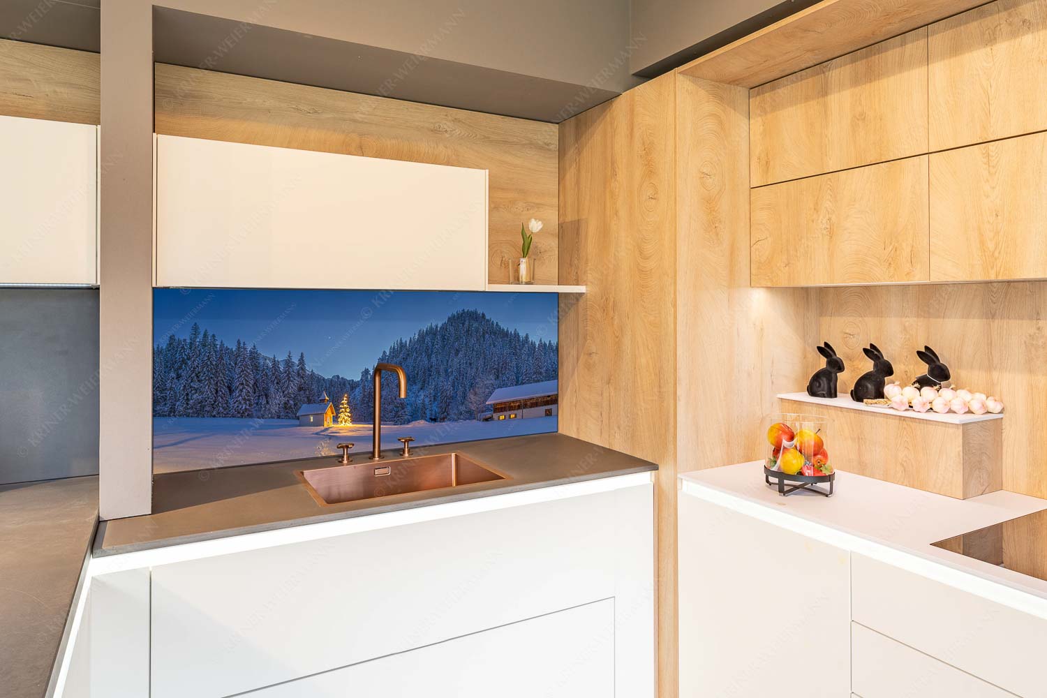 Kapelle Elmau – Küchenrückwand – Größe ca. 150x60cm, Seitenverhältnis 2,5:1 — Christbaum im Schnee Weihnachtliche Kapelle in Elmau mit Wettersteingebirge - Kapelle Elmau - Küchenrückwand - Größe ca. 150x60cm, Seitenverhältnis 2,5:1 - Christbaum im Schnee - weitere Infos unter https://www.kriner-weiermann.de